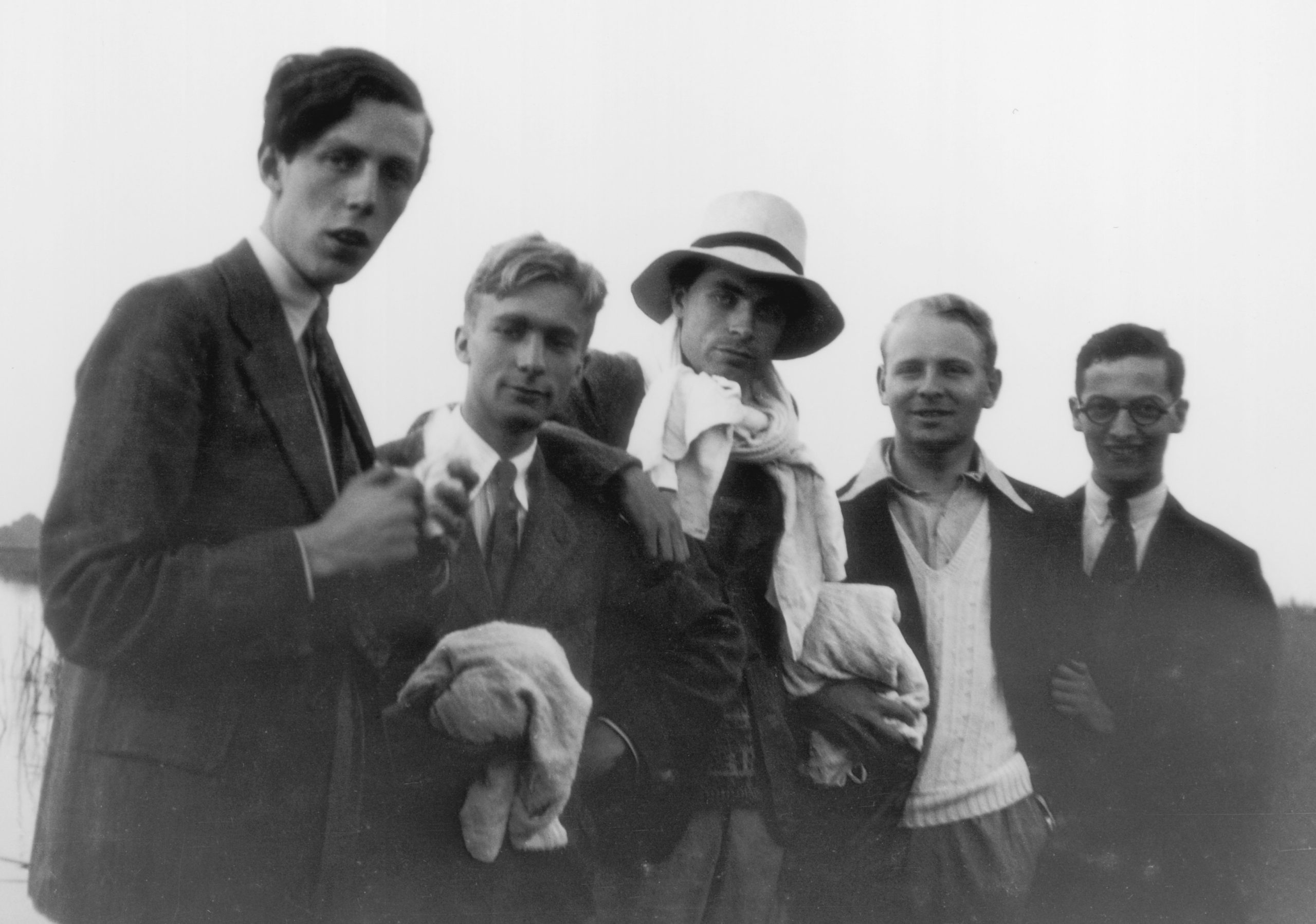 Anthony Blunt, a la izquierda, con compañeros estudiantes en Cambridge, 1929