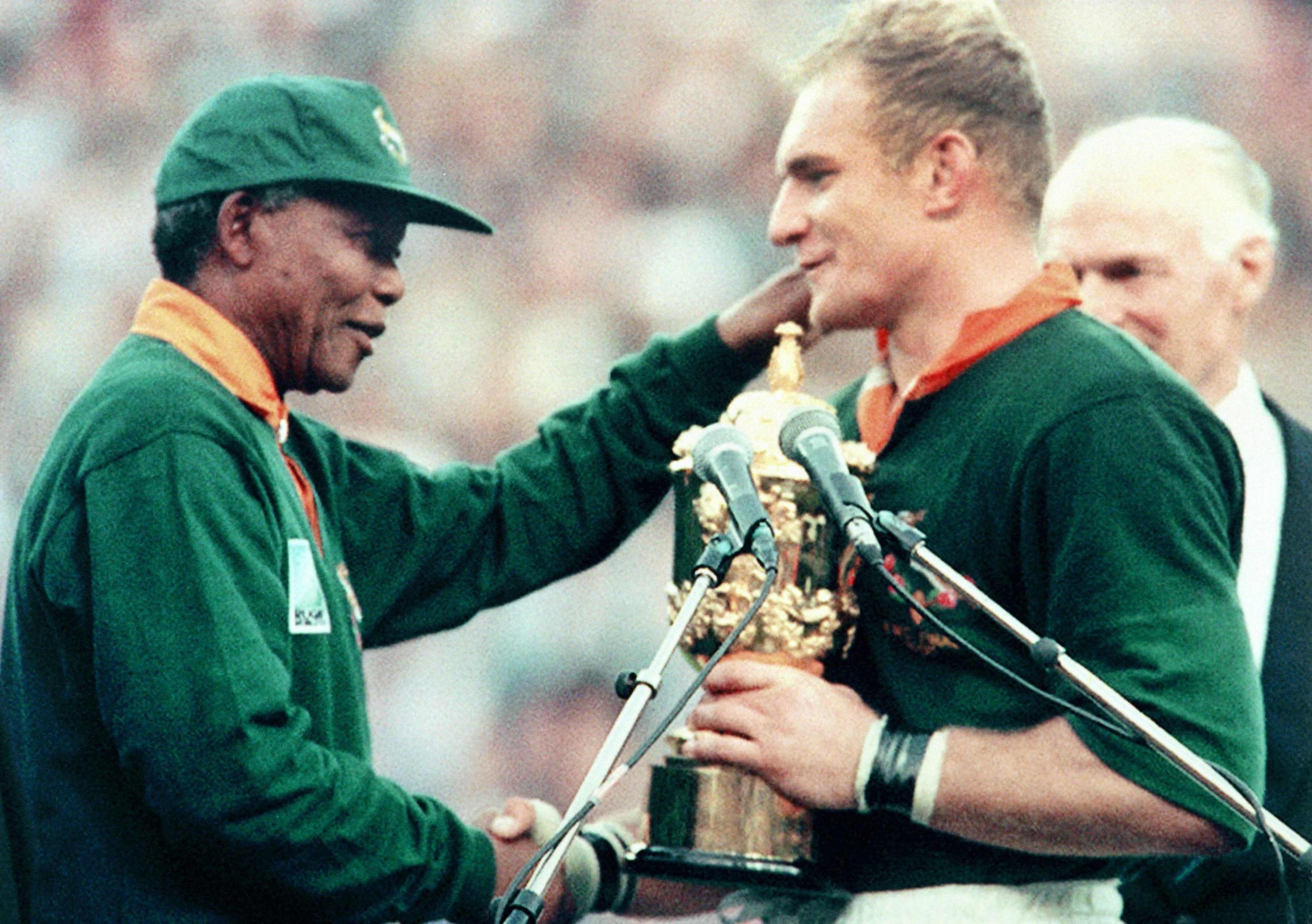 Nelson Mandela presenta el trofeo de la Copa del Mundo de Rugby al capitán de los Springboks, Francois Pienaar, en 1995