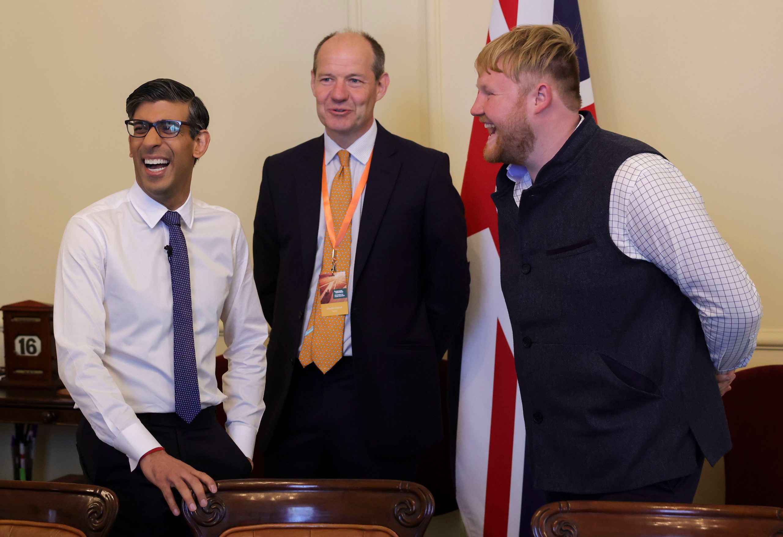 Rishi Sunak se reúne con las estrellas de Clarkson's Farm, Charlie Ireland, en el centro, y Kaleb Cooper en mayo pasado