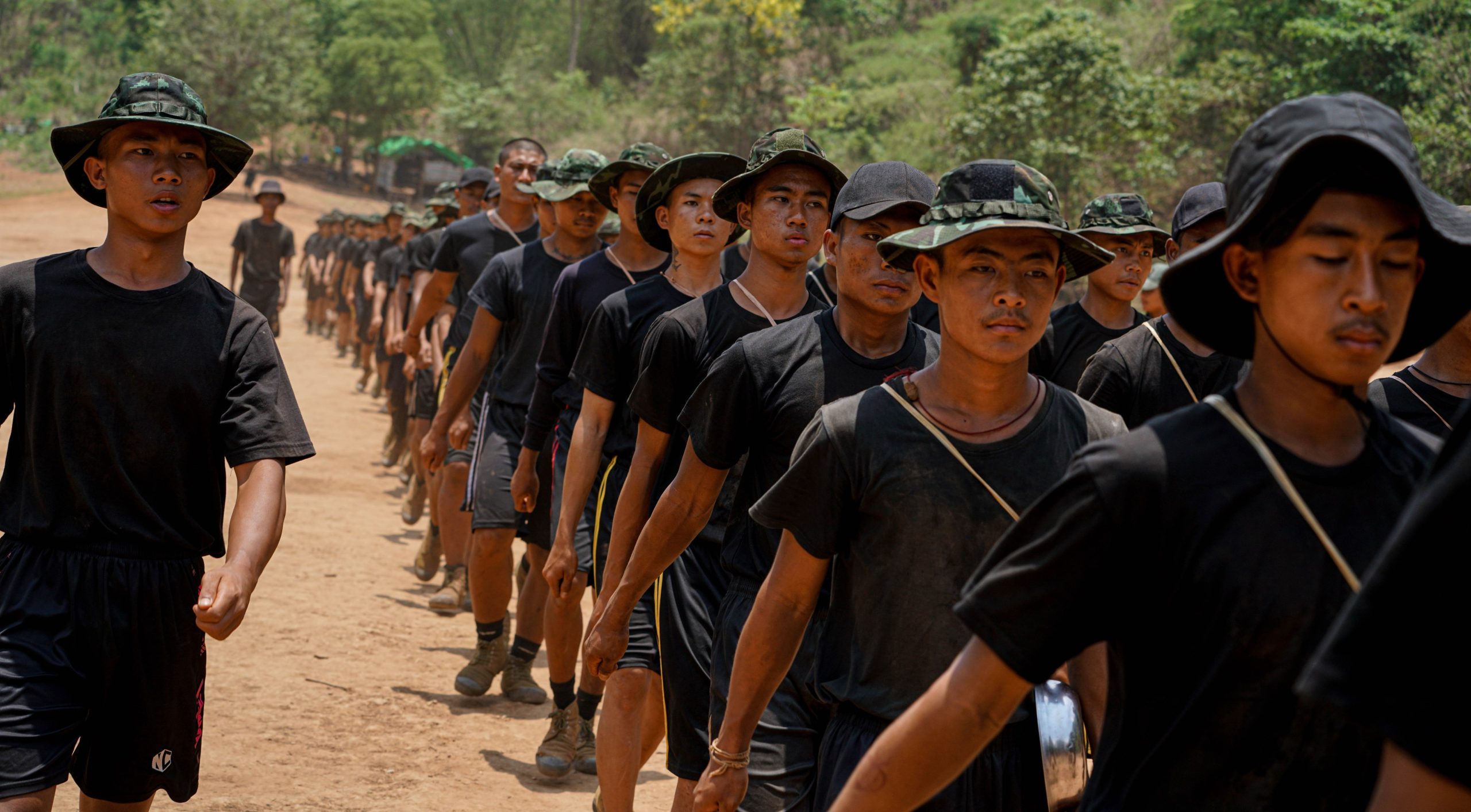 Combatientes regresando a la base en Loikaw